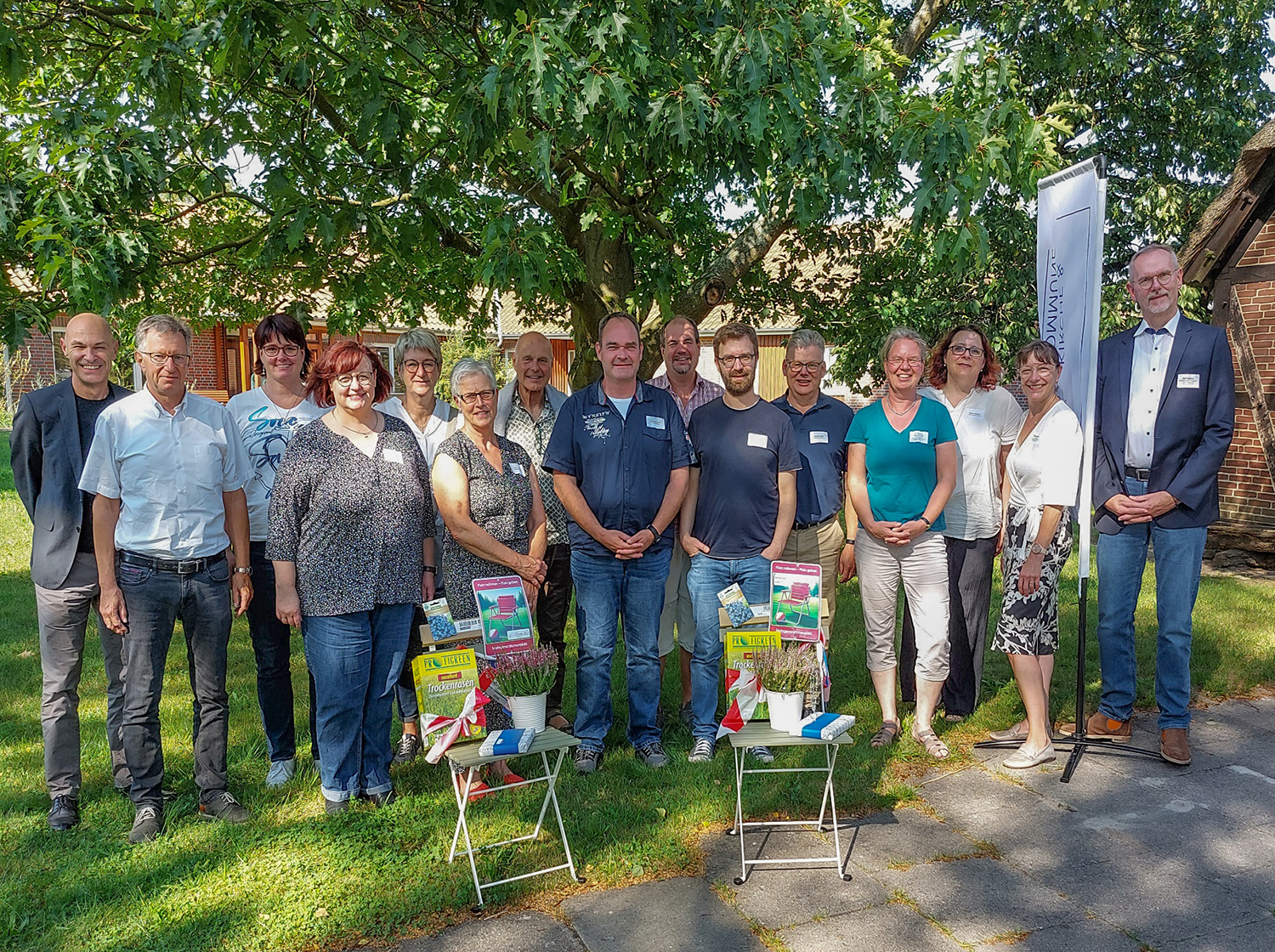 Zufriedene Gruppe im Dorf